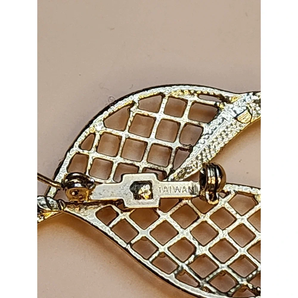 Vintage Leaf Basket‎ Weave Filigree Gold Tone Enamel Brooch Pin Mid Century